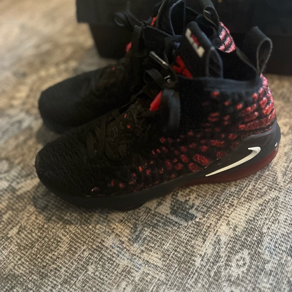 Nike LeBron James 17 'Infrared” Size 6 - Picture 5 of 9